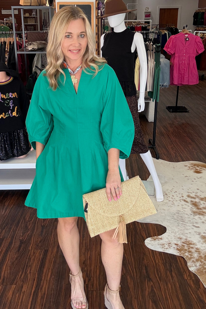 
Effortless style meets everyday comfort in this mini dress. The flattering V-neckline and voluminous 3/4 balloon sleeves create a contemporary silhouette, while the elasticated back waistband ensures a perfect fit. Practical side pockets and a discreet back zip make dressing easy. A versatile piece that transitions seamlessly from casual outings to weekend plans.