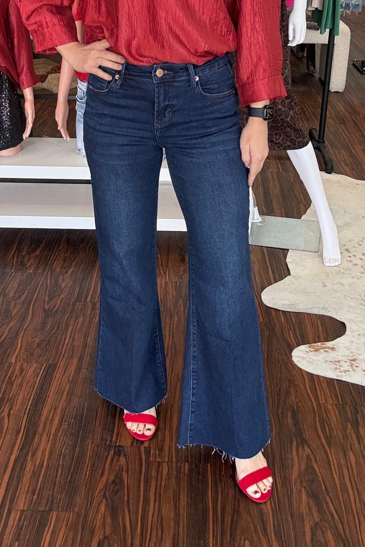 
The Micah wide leg jean delivers contemporary style without compromise. Cut with a modern mid-rise and finished with a trendy cut-off hem, these jeans balance casual ease with polished sophistication. The generous wide leg silhouette flatters while maintaining all-day comfort, making them perfect for effortlessly elevated everyday looks.&nbsp;