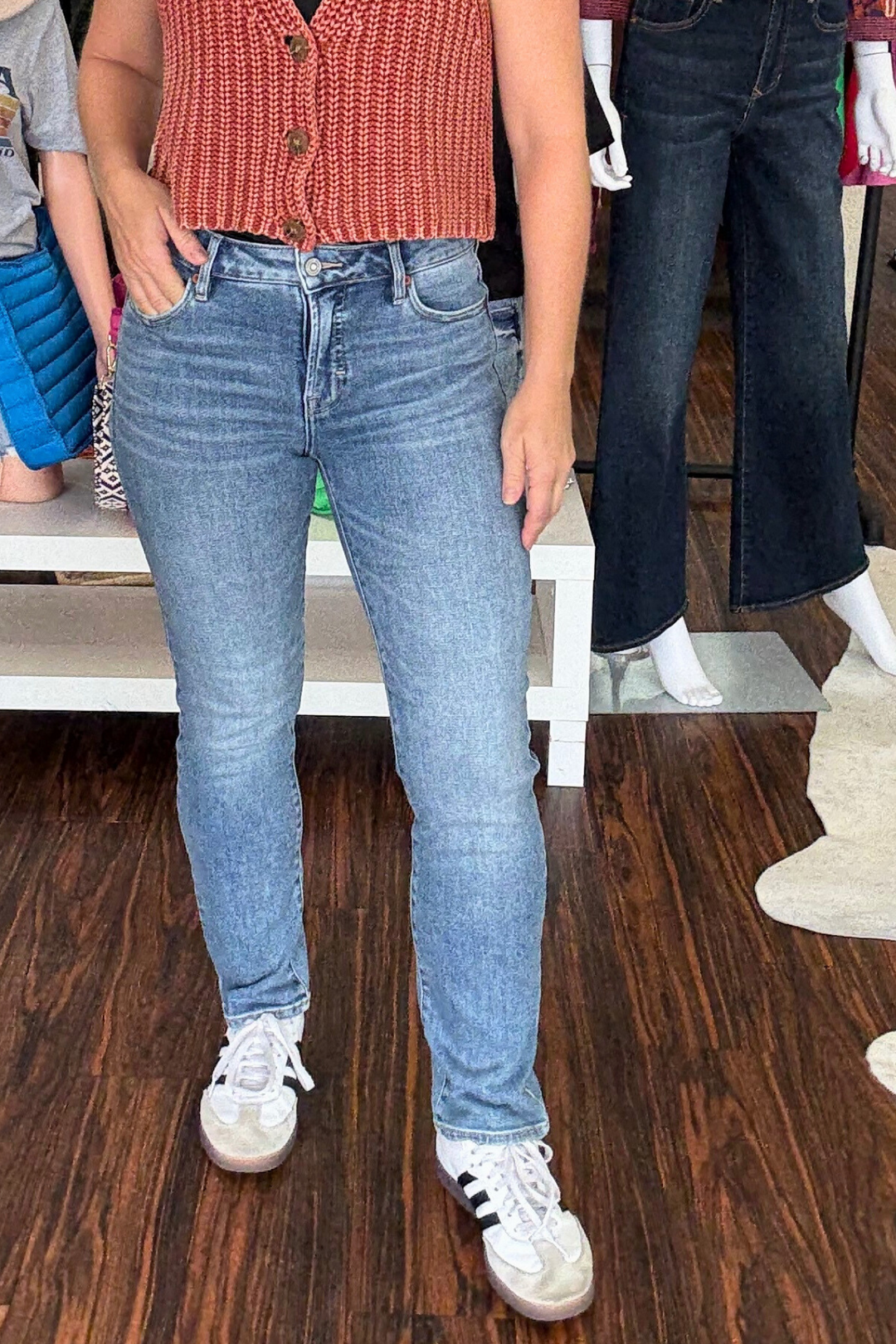  Hidden Mid Rise Skinny Jeans feature a medium denim wash and a flattering mid-rise fit that sits comfortably at the waist. Designed with a sleek skinny silhouette, they offer a modern, streamlined look perfect for everyday wear. 