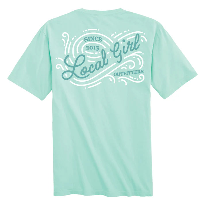 
Celebrate coastal vibes with this mint green tee featuring the iconic Local Girl wave design across the back and a subtle logo on the front pocket. Perfect for everyday wear, it captures that laid-back beach aesthetic with contemporary style. Soft, comfortable, and effortlessly cool—your new go-to piece for looking like you belong by the water