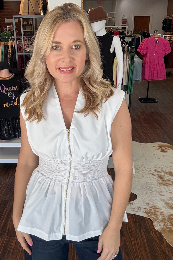 
This sleeveless, woven top features a front zipper closure and combines a wide smocked waist with a flattering peplum hem for a modern silhouette. This top pairs perfectly with your favorite jeans for the perfect date night outfit.