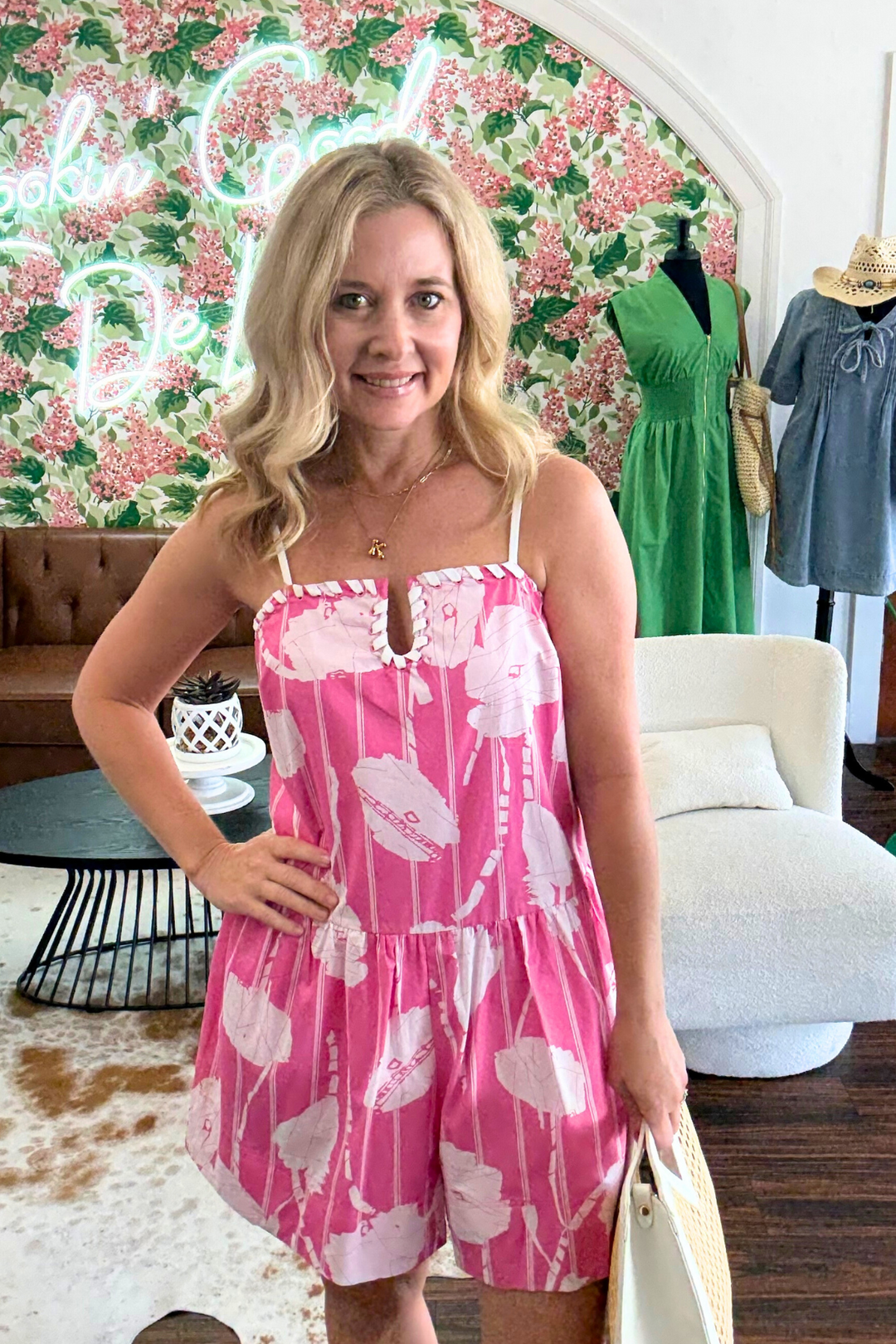  pink and white floral romper features a floral print and strap shoulder design add a touch of femininity, while the mini-U neck and contrasting finish provide a modern twist.